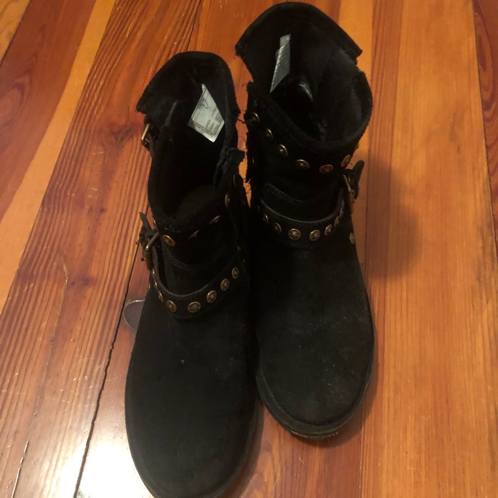 Black Ugg boots